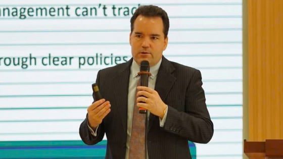 ‘AI không thể sánh kịp con người về sự thấu cảm và sáng tạo’